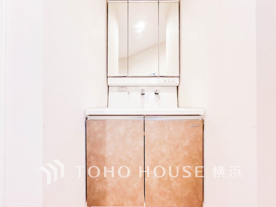 十分な大きさの洗面台は収納もさる事ながら、身だしなみチェックや歯磨きなど、朝の慌ただしい時間でもホテルライクなスペースで余裕とゆとりを感じて頂けます。