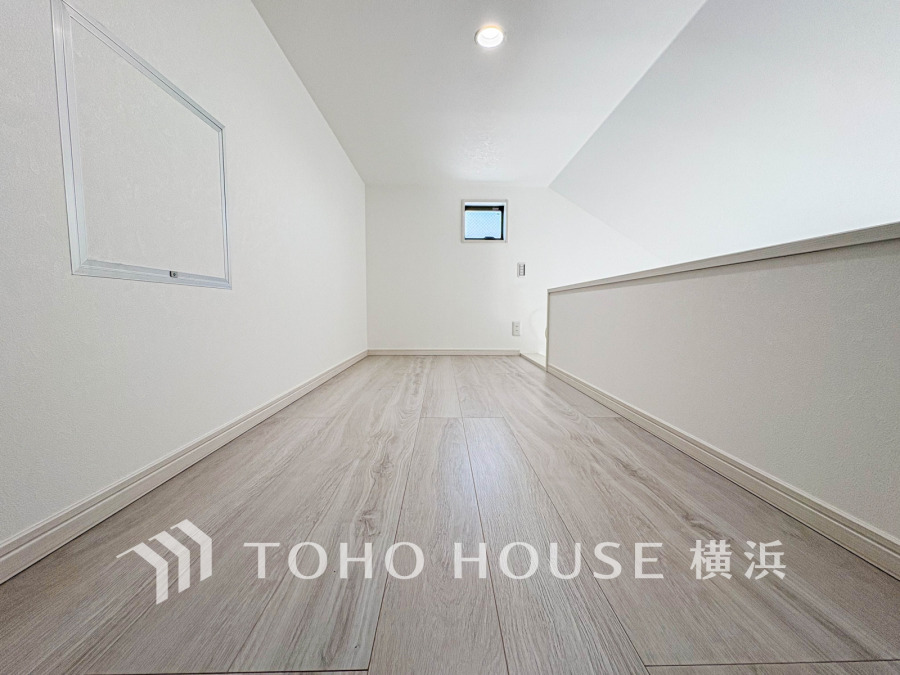 壁面に掛けられている可動はしごを掛けて上ると、天井の有効スペースを活用した開けたロフト空間が。季節物や思い出の品の収納場所、お子様の遊び場として、など…。あると嬉しい大空間です。
