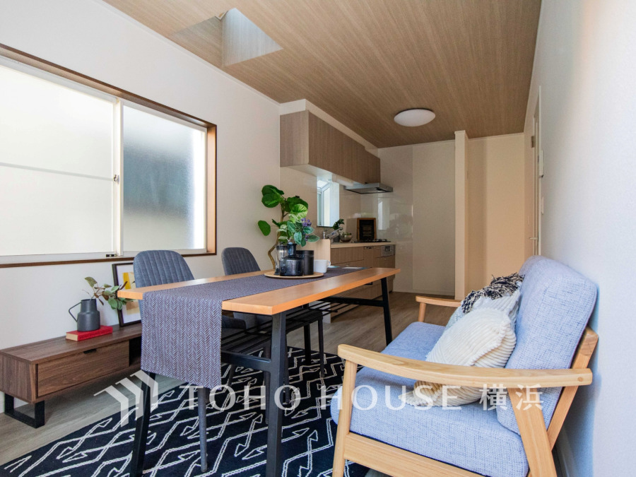 柔らかな光が広がり、デザインされた美しい内装が織り成す家族の集う場所。楽しい会話やさまざまな時が織りなすご家族の時間が丁寧に紡がれていく大切な空間。