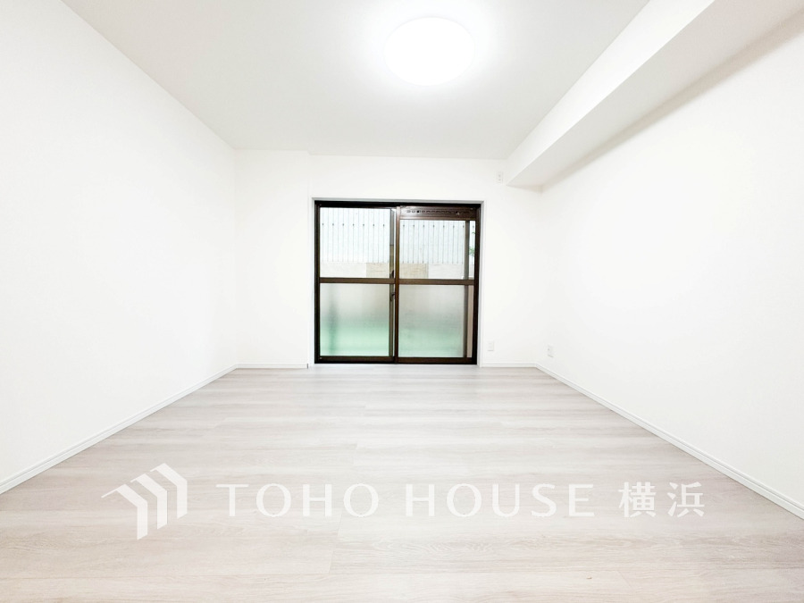 穏やかな風と陽光を導き、プライバシーに配慮された設計プランを採用し、居住性を一段と心地よいものにしています。明るく開放的な空間を演出しております。