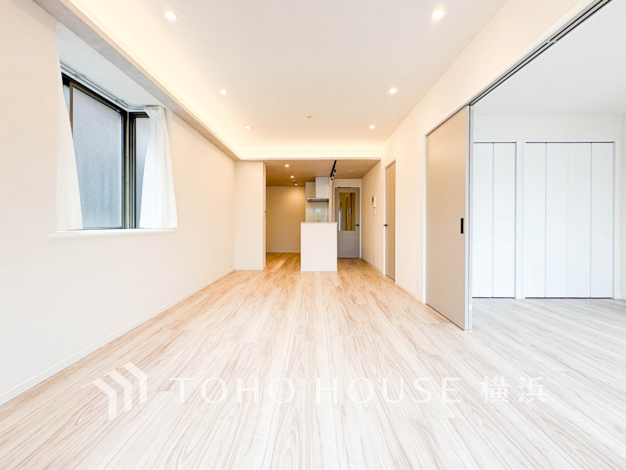 広々としたリビングダイニングは、シックでモダンな内装。落ち着いた雰囲気に包まれて、伸びやかな空間の中で、ゆったりと家族団らんのひとときを過ごせます。