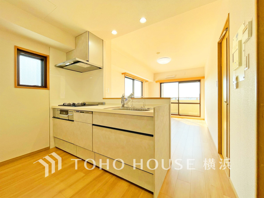 自然光の入る明るく開放的なキッチンはリビングとの一体感のある空間。
