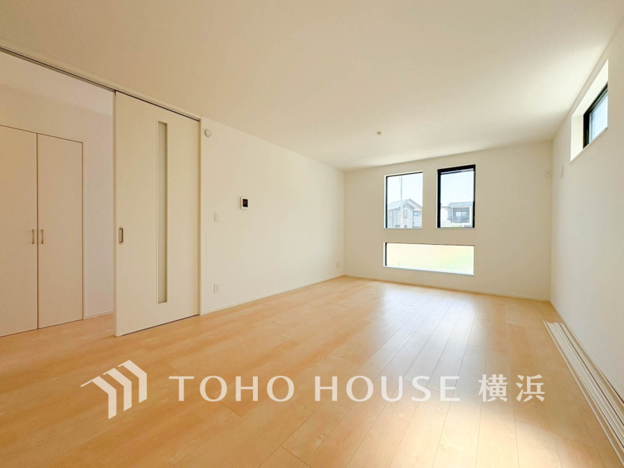 大きな窓からたっぷりと陽光が注がれる明るい空間。家族の成長に対応できる永住仕様の間取り。一日の疲れをいやしてくれる主寝室。時を忘れて過ごす場所として過ごせるお部屋。
