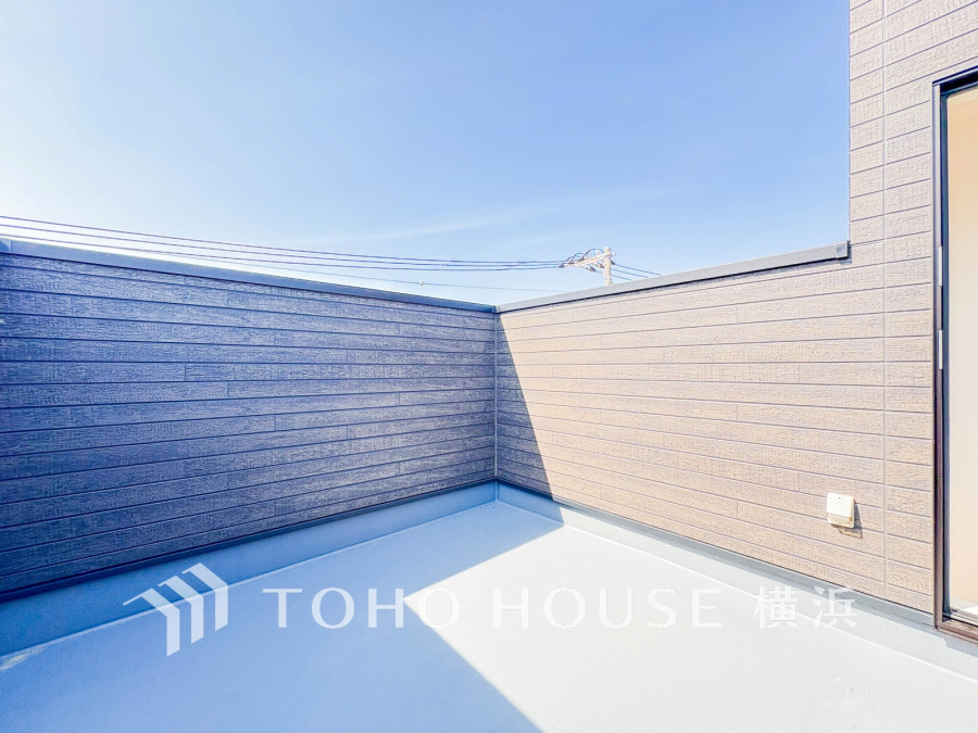 空が広がる屋上テラス、プライベート性の高い空間を楽しむと同時に朝焼けや星空を見ることで癒しを得ることが出来ます。