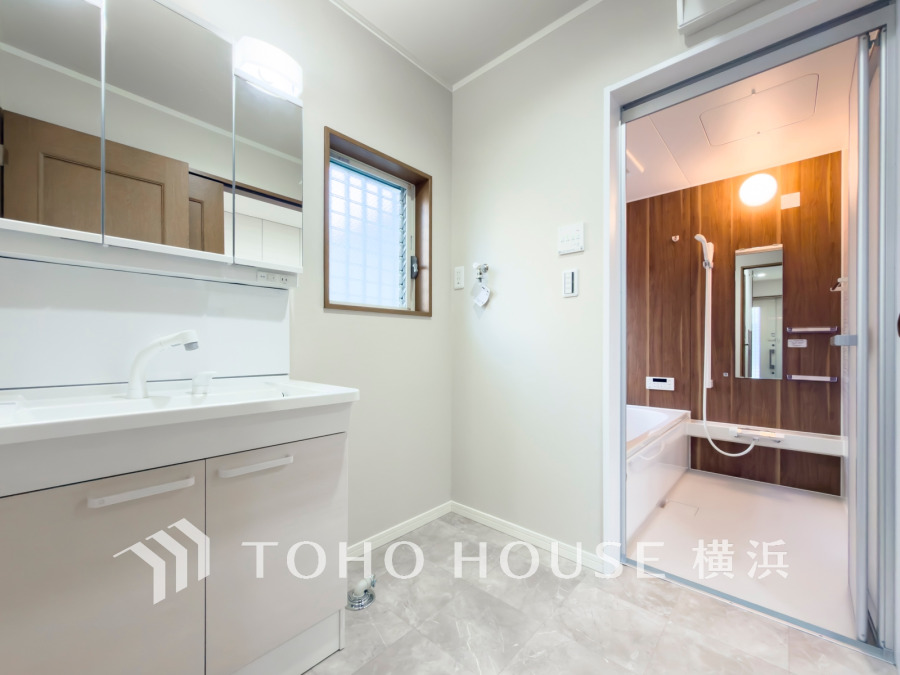 使いやすい機能が備えられた清潔感溢れる洗面空間。収納も充実しています。
