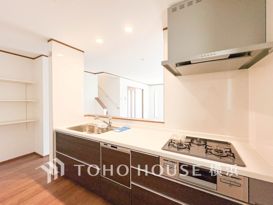 誰もが使いやすいデザインにこだわったキッチン。プライベートスペースを彩るインテリアとしての美と、快適な日常を支える機能性と強さがひとつになったキッチンです。