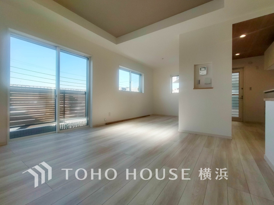 柔らかな光が広がり、デザインされた美しい内装が織り成す家族の集う場所。楽しい会話やさまざまな時が織りなすご家族の時間が丁寧に紡がれていく大切な空間。