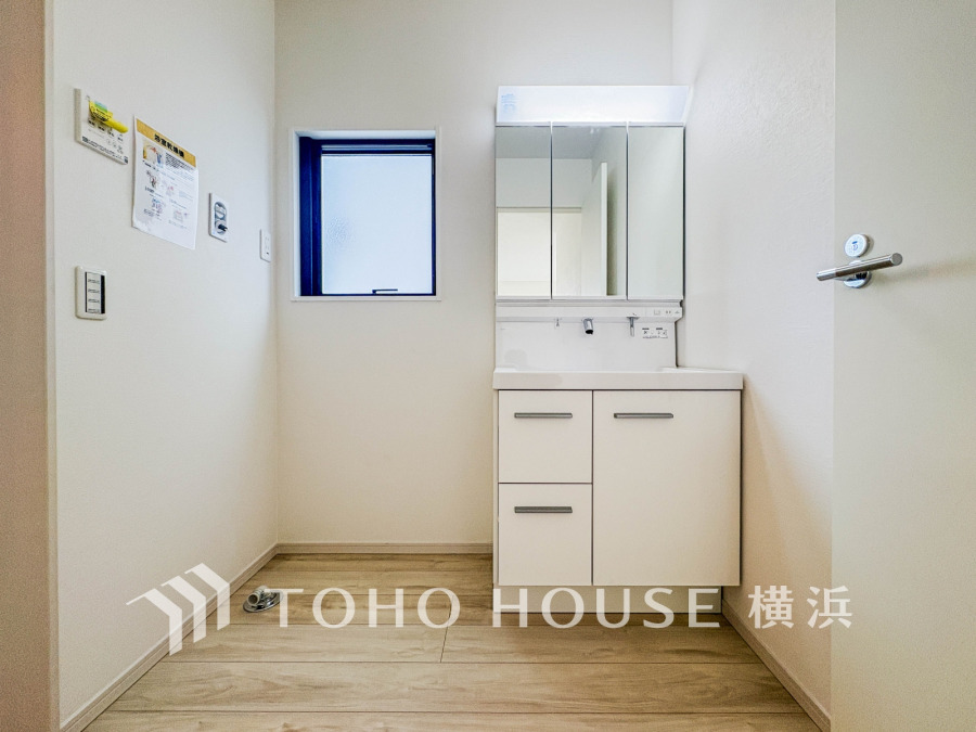 一日の始まりと終わりを心地よく演出し、多彩な機能が備えられたパウダールーム。心地よいリフレッシュ空間。清潔感ある洗面台は、身だしなみチェックや肌のお手入れに。