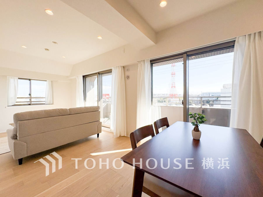 家族と過ごすひと時を溢れる光が優しく包み込むリビングダイニング。家族とともに、心穏やかに過ごすひととき。家族との時間、自分の時間を大切にできる空間がここにあります。