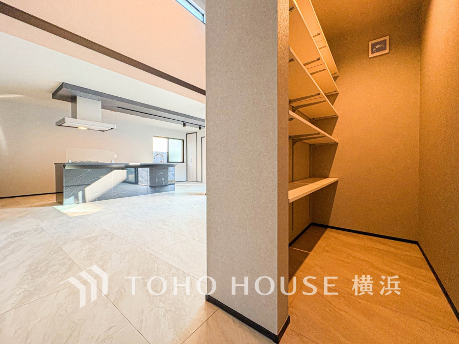 光と風が溢れる開放的なリビングダイニングには自然と家族みんなが集まってきます。明るく穏やかな空気の中で飲んだり、食べたり、笑ったり。