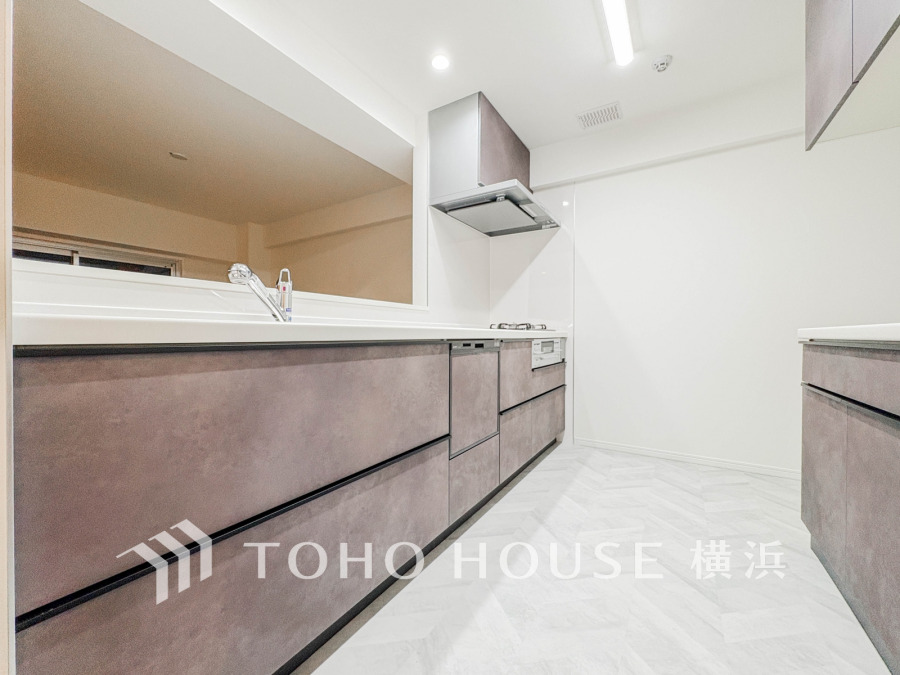 スタイリッシュなデザインと機能性を兼ね備えた広々キッチン。収納豊富で使いやすさ抜群です。