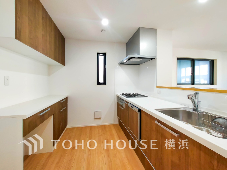 機能性とデザイン性にすぐれた美しいキッチンは、家族との対話を楽しめる対面タイプ。インテリア性も高い大型カップボードが配置されており、効率的な家事動線と豊かな収納力が備えられています。