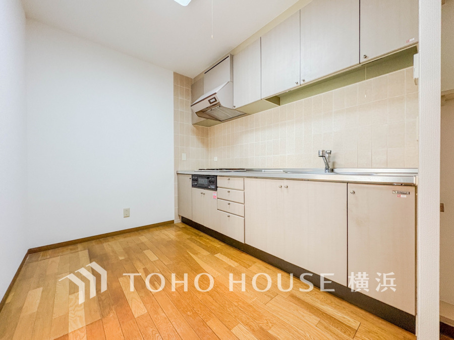 シンプルで使いやすいキッチンは、収納豊富で調理スペースも広く、毎日の料理が快適に楽しめます。