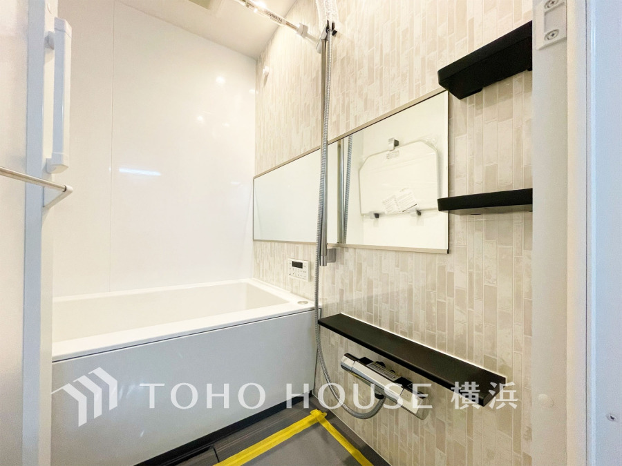 上質が感じられる質感とカラーリングで、清潔な空間美を実現。一日の疲れが癒される優雅なバスタイムを堪能できるゆとりあるバスルームです。