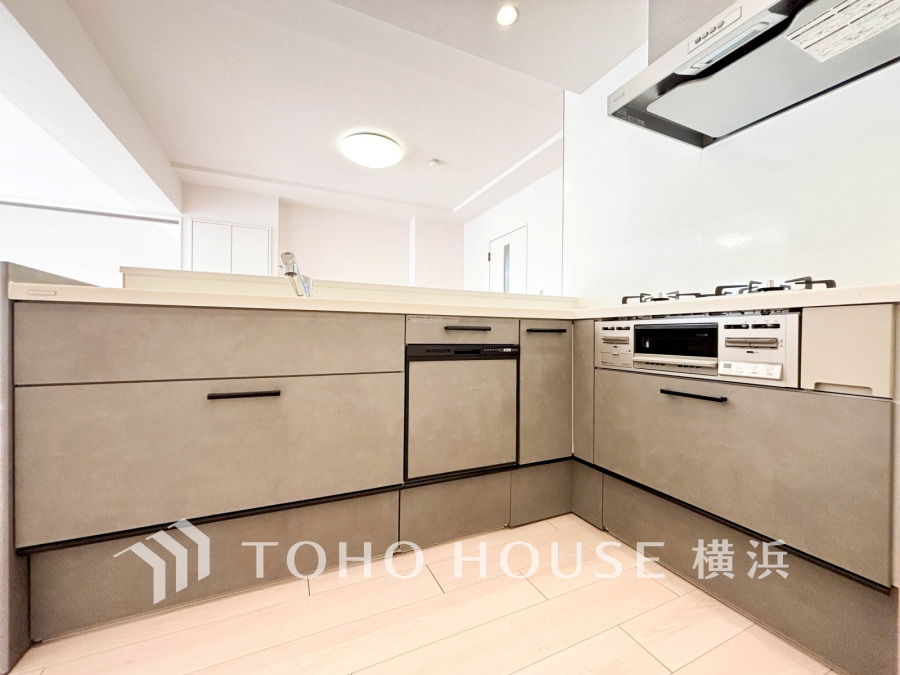 家事を効率よくこなせるL字型キッチン。美しさと機能性を両立したシステムキッチンです。
