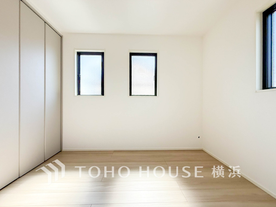 3つの窓から自然光が差し込む明るい洋室。大容量のクローゼットで収納も充実した快適空間です。
