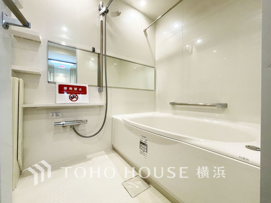 ◆質感が奏でる時間◆輝きが美しいホワイトカラーのパネルと流麗なデザインの浴槽が醸しだす高級感を感じる浴室、快適・清潔な空間で心も体もオフになる時間を。