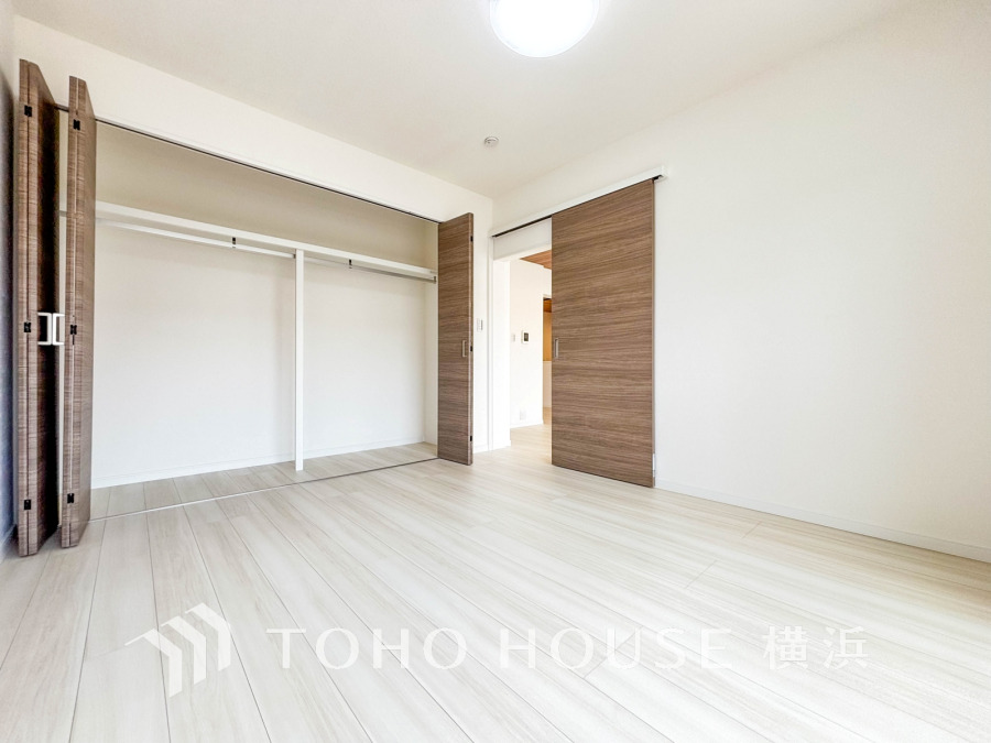 大きな窓からは快適な光を取り入れ、通気性能を上げる事で居心地の良い空間を演出します。多くの時間を過ごす住まいだからこそ、いつも快適な場所であるように心掛けています。
