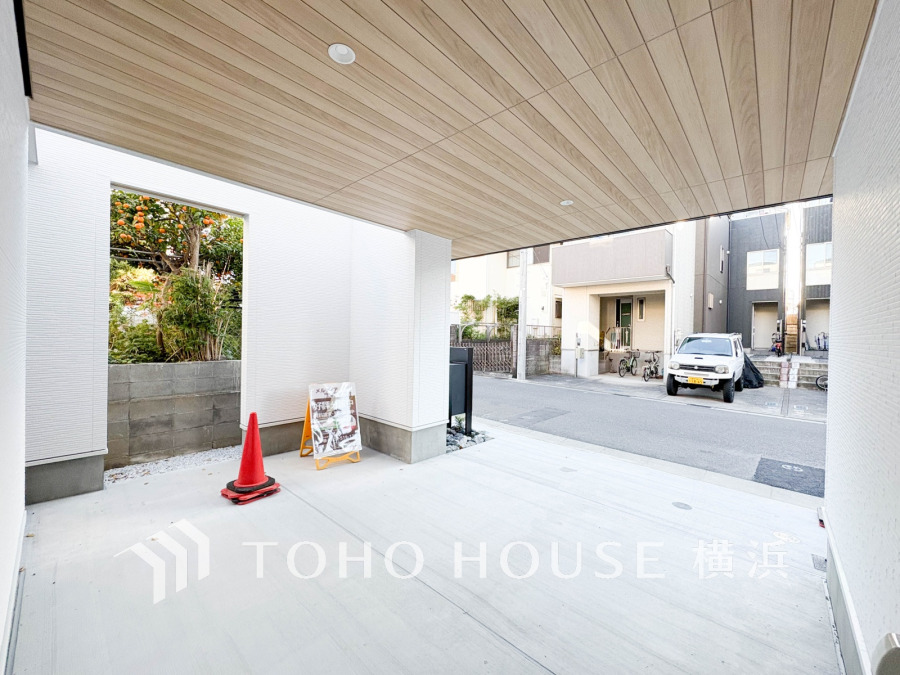 木目天井が上質な印象を与える、ゆとりあるビルトインガレージ付きの住まいです。