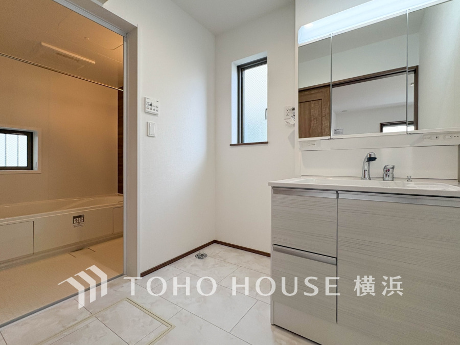 落ち着いた空間を演出するカラーと、ゆったり落ち着いてお使い頂ける広さが魅力のパウダールーム。居室からも独立しており、プライベート空間を保ちます。