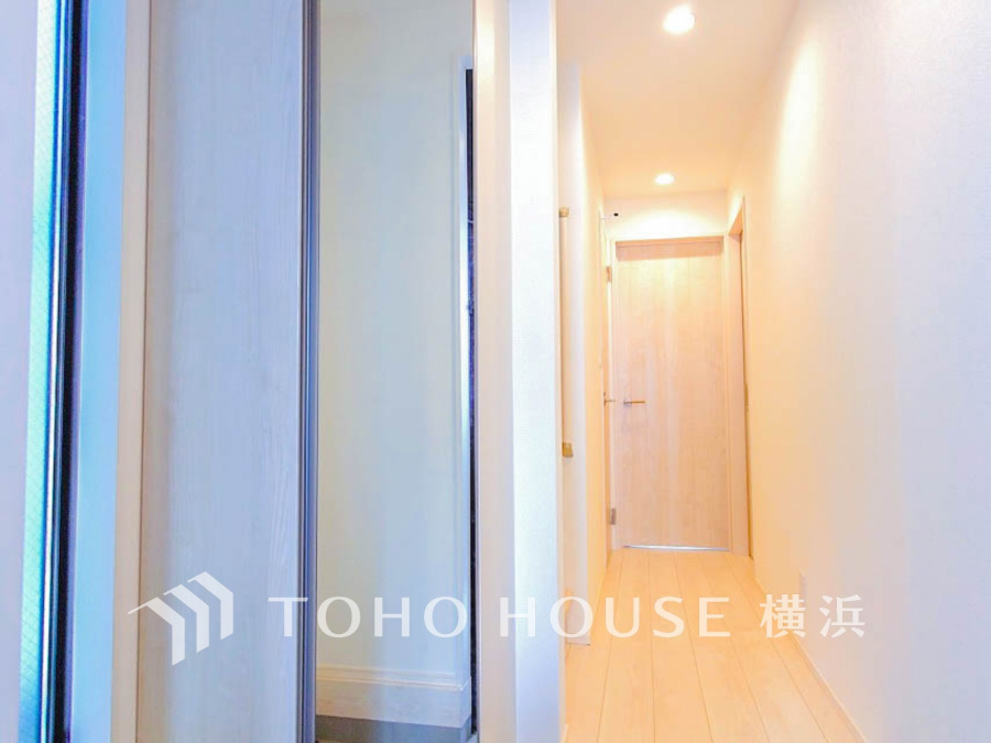 清潔感あふれる白を基調とした廊下。明るい照明とシンプルなデザインで、すっきりとした印象です。