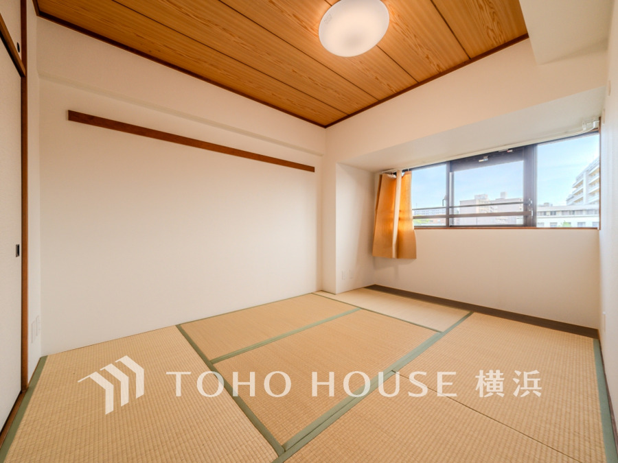 温かみと落ち着きが感じられる和室。来客時や一息つきたいときなどに利用できる空間です。
