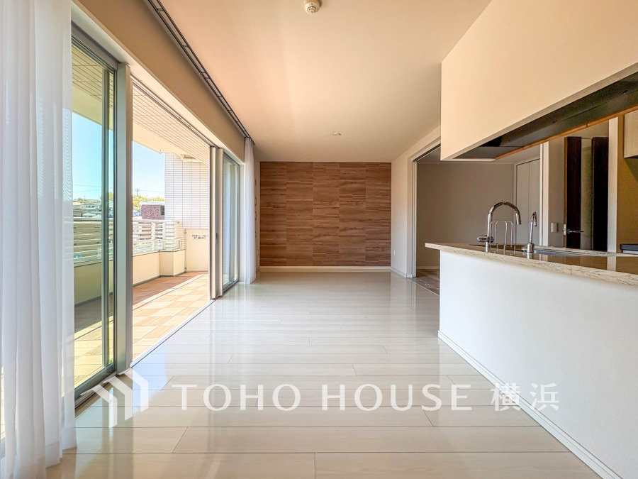 上質な時間を育む暮らしのメインステージ。寛ぎとコミュニケーションを育む居心地のよい場所。ここで楽しむ家族の時間が絆をより深めてくれそうです。