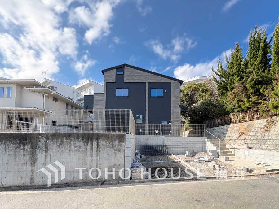 堂々たる趣ながら、主張し過ぎずどこか余裕を感じさせるシャープなフォルムで佇む邸宅は、晴天の空と照らし合わせる事で、本来あるべき完成形の姿を見せてくれます。 