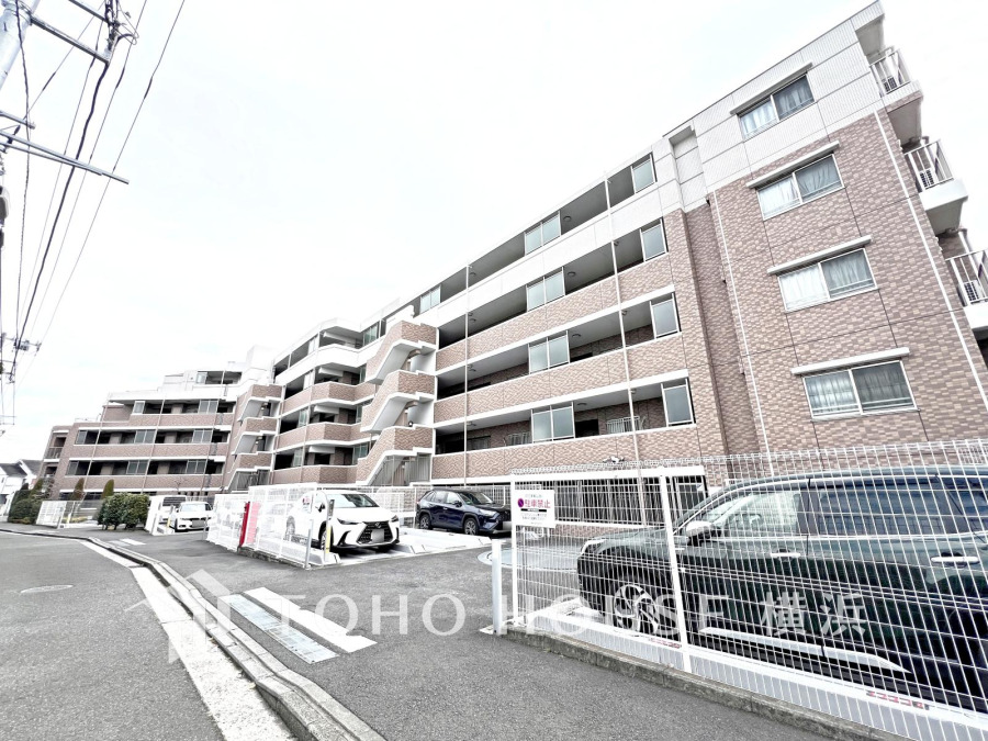 時代の流れに惑わされないシックなカラートーンで街並みに溶け込む外観は、主張し過ぎず、また平凡になり過ぎず絶妙なコントラストで輝きを放ちます。