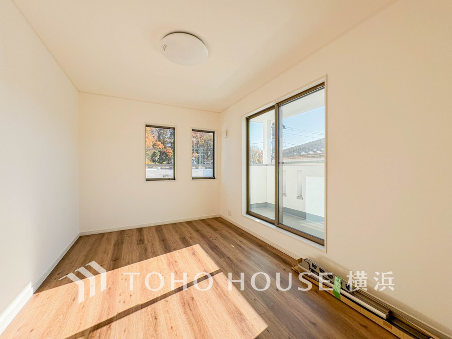 大きな窓からは快適な光を取り入れ、通気性能を上げる事で居心地の良い空間を演出します。多くの時間を過ごす住まいだからこそ、いつも快適な場所であるように心掛けています。