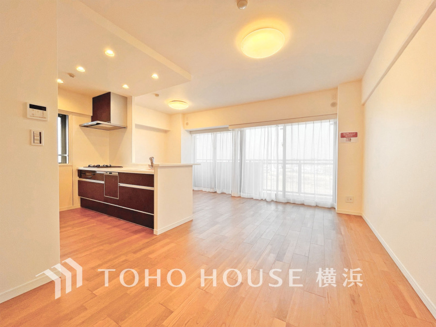 柔らかな光が広がり、デザインされた美しい内装が織り成す家族の集う場所。楽しい会話やさまざまな時が織りなすご家族の時間が丁寧に紡がれていく大切な空間。