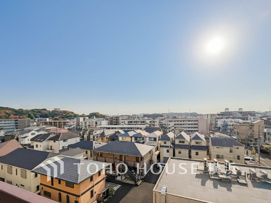 陽光あふれる開放的な眺望。静かな住宅街が広がり、穏やかな暮らしを実現します。