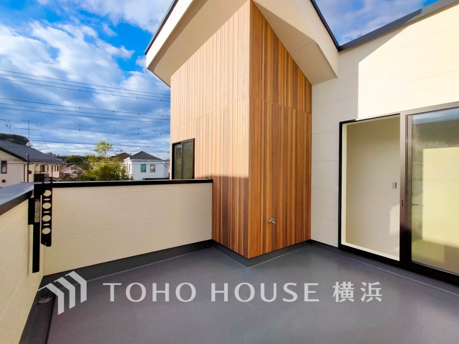 暮らしの中で光と風を演出してくれるルーフバルコニー。見事なまでの開放的な空間を演出しながら、プライベート性も確保された空間は我が家の自慢。アウトドアリビングとしても楽しめそう。