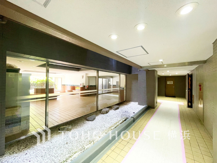 上質感漂うエントランス。めまぐるしく過ぎ行く日々の中でゆったりとした休息と癒しを提供してくれる居住者のプライベート空間があります。