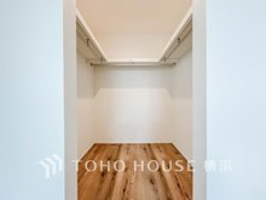大切な衣類を機能的に収納できるウォークインクローゼット。ゴルフバッグやキャリーバッグなどもすっきりと片付けられます。高い収納率を実現する多彩な収納スペースを確保しました。
