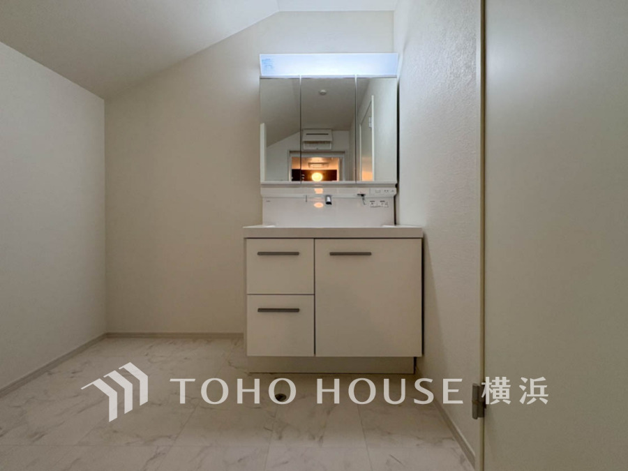 十分な大きさの洗面台は、身だしなみチェックや歯磨きなど、朝の慌ただしい時間でも余裕とゆとりを感じて頂けます。