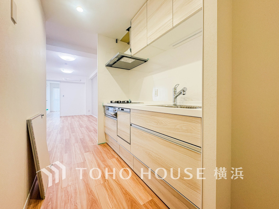 内装の主役でもあり、日常活躍する重要な水回りでもあるからこそ機能性・デザイン性に力を入れております。お手入れのしやすいシステムキッチンを採用しております。