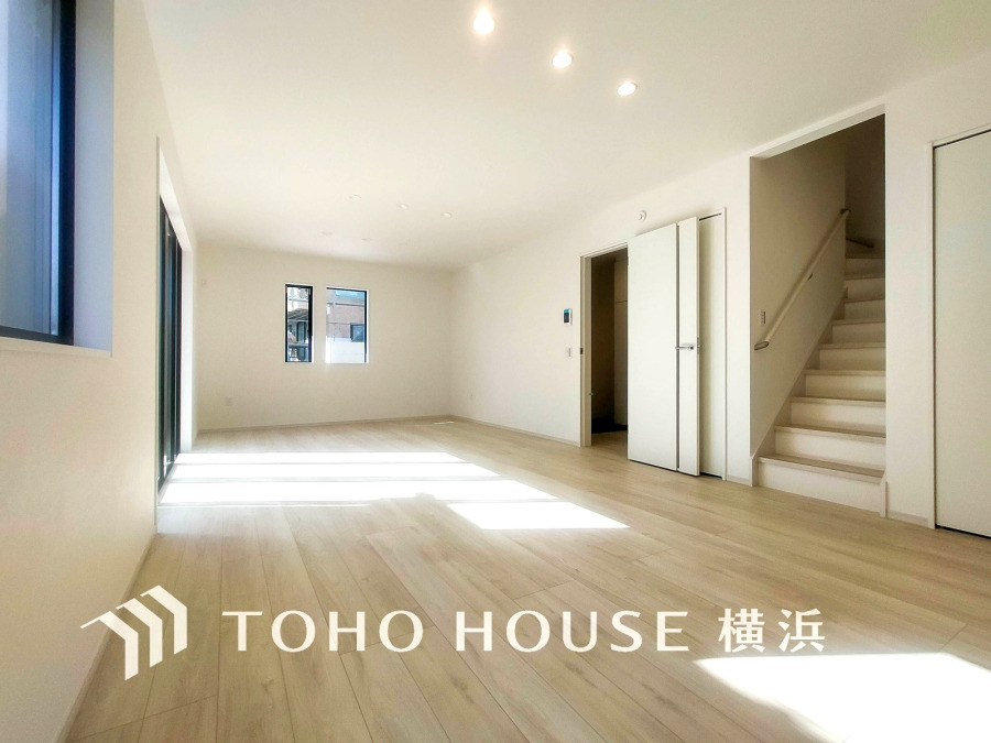 和やかで洗練された空間の演出。寛ぎとコミュニケーションを育む居心地のよい場所。やわらかな陽射しが降り注ぎ、室内に開放感と爽快感をもたらします。