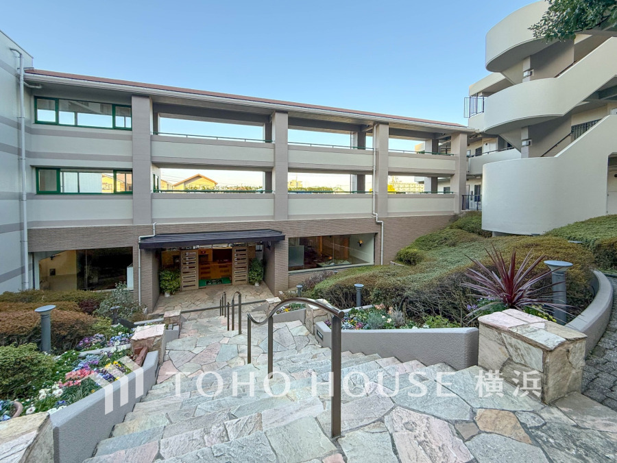 敷地内は手入れの行き届いた植栽や美しくデザインされたエクステリアで演出された緑豊かな空間です。
