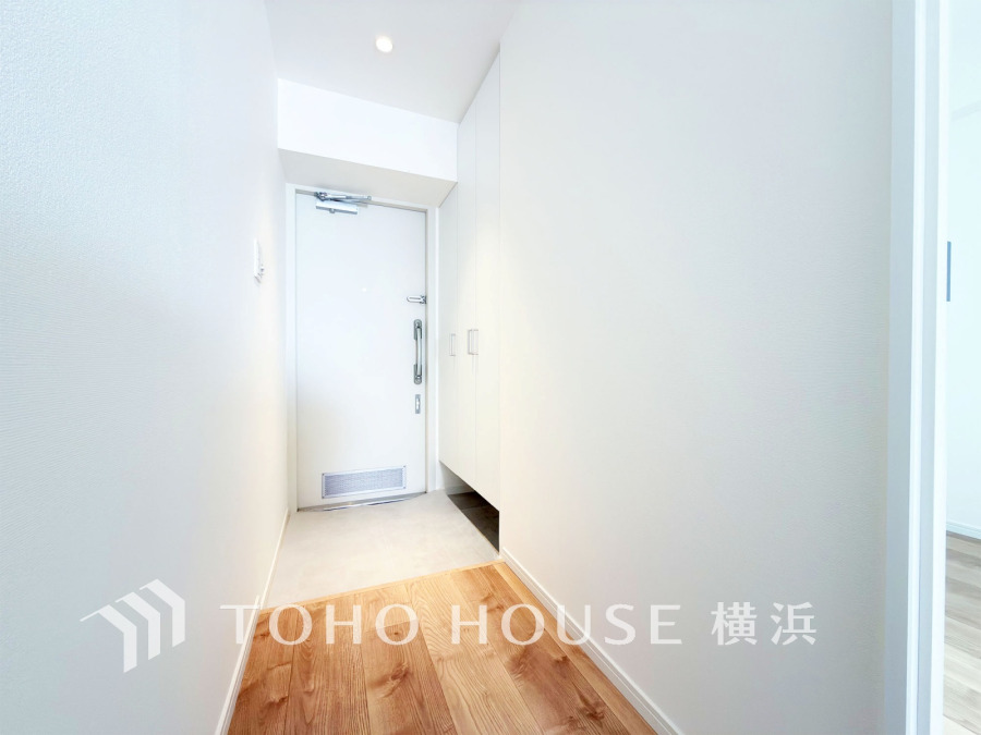 豊かなプライベートタイムへ誘うモダンテイストな玄関。デザインや素材が美しい調和を奏でている空間です。お客様をお迎えする玄関は落ち着いた雰囲気です。