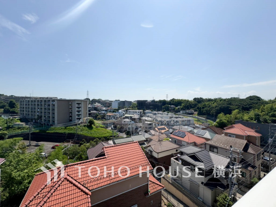 この開放感ある眺望と共に閑静な住宅街の季節感を演出する四季折々の変化を楽しめる心地よい場所となることでしょう。