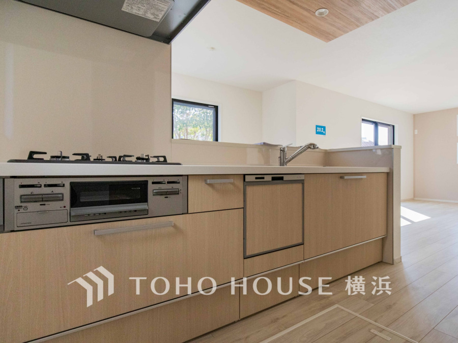 明るく開放的な対面キッチン。使い勝手の良い収納と最新設備で快適な調理空間を実現しています。