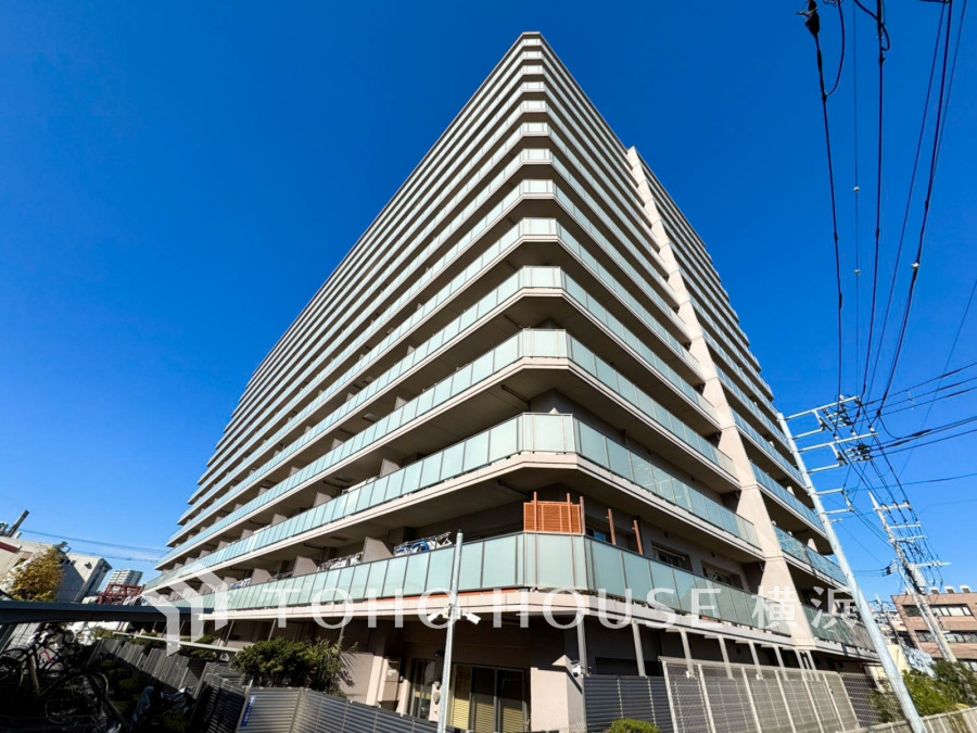 爽やかな青空の下に贅沢なほどに降り注ぐ陽光、豊かな居住性と、クオリティが見事に調和した住空間は、住まうことの喜びを感じさせてくれます。 