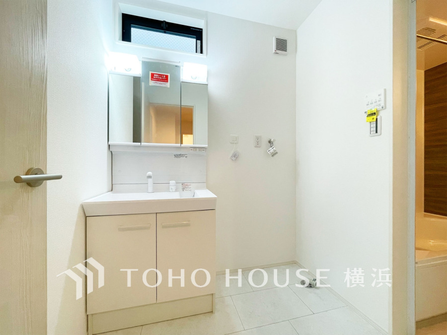 使いやすい機能が備えられた清潔感溢れる洗面空間。収納も充実しています。
