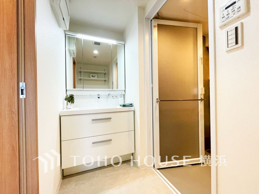 新規交換された洗面化粧台は美しく使いやすい機能が備えられています。