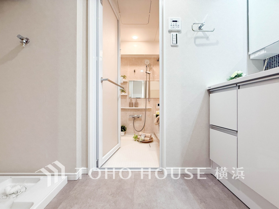 清潔感あふれる洗面室とバスルーム。収納充実で使いやすく、快適な毎日をサポートします。