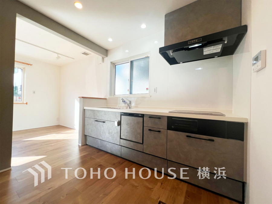 内装の主役でもあり、日常活躍する重要な水回りでもあるからこそ機能性・デザイン性に力を入れております。お手入れのしやすいシステムキッチンを採用しております。