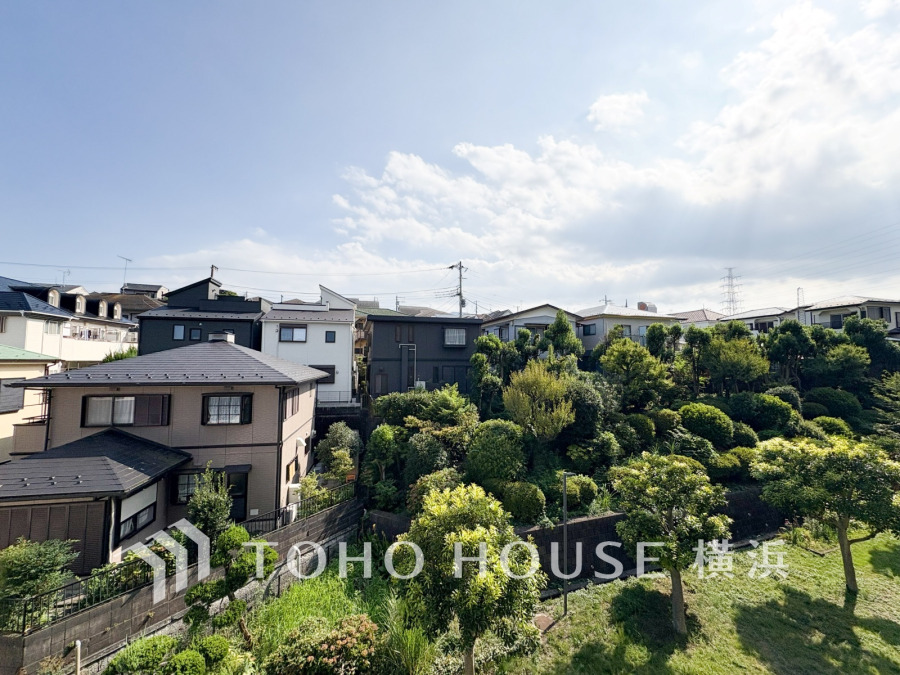 開放感があり、遮るものもなく気持ちのいい景色が広がります。お部屋にも爽やかな風と暖かく柔らかな日差しが差し込み、毎日の暮らしを豊かに彩ります。