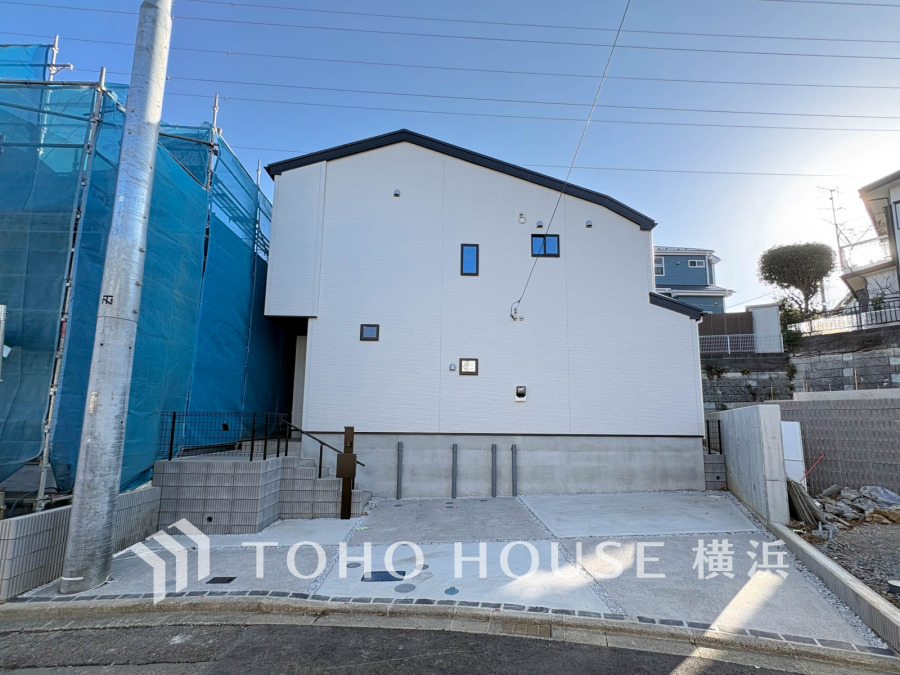 堂々たる趣ながら、主張し過ぎずどこか余裕を感じさせるシャープなフォルムで佇む邸宅は、晴天の空と照らし合わせる事で、本来あるべき完成形の姿を見せてくれます。