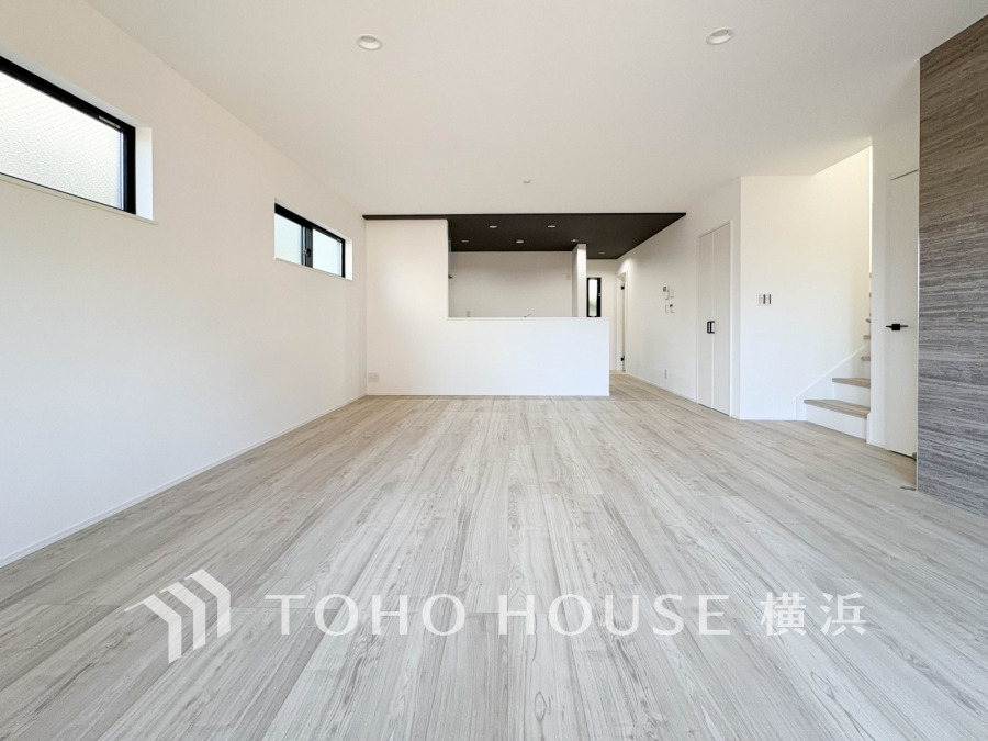 明るい陽光が差し込む広々としたリビングは、家族の笑顔が集まる場所。対面キッチンで料理をしながら会話も弾み、お子様の成長を見守る毎日が目に浮かびます。